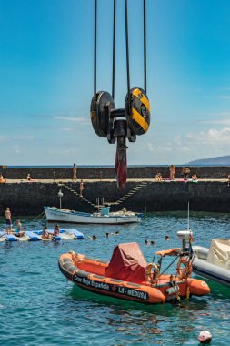 Puerto de la Cruz, Tenerife, Ispanya-10 Temmuz 2019:. Şehrin eski limanı halk için popüler bir turistik ve favori yerdir. Biz liman, yürüyüş ve banyo insanlar görmek