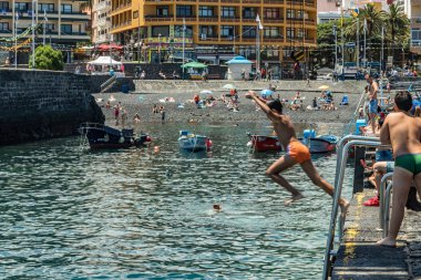 2019-01-12, Puerto de la Cruz, Santa Cruz de Tenerife. Puerto de la Cruz Limanı halk için popüler bir turistik ve favori yerdir. Çocuklar güneşlenmek ve iskeleden atlamak