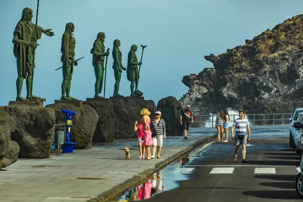 Candelaria, Tenerife, España - 17 de octubre de 2018: Aquí está el principal santuario religioso de los aborígenes de la isla y la actual patrona de las Islas Canarias. Estatuas de bronce de reyes aborígenes — Foto de Stock