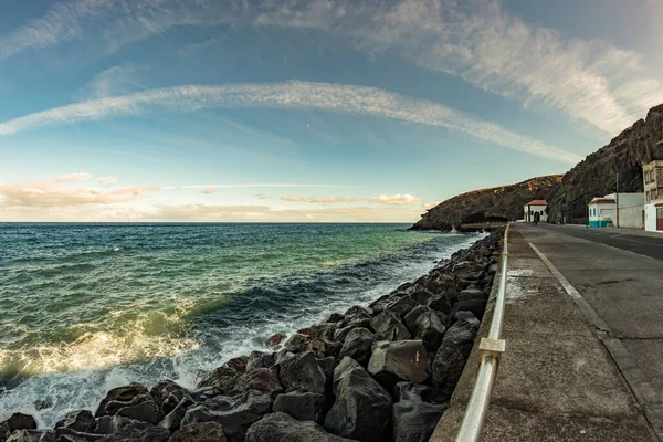Línea de costa con larga playa de arena negra en la localidad de Candelaria en la parte oriental de Tenerife en las Islas Canarias españolas — Foto de Stock