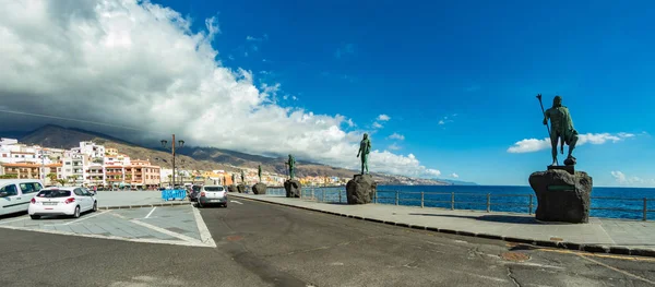 Candelaria, Tenerife, España - 23 de octubre de 2018: Plaza cerca de la famosa Basílica de Tenerife. Aquí está el principal santuario religioso de los aborígenes y la actual patrona de las Islas Canarias. Panorama — Foto de Stock