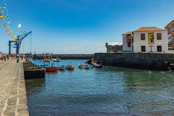 Puerto de la Cruz, Tenerife, España - 10 de julio de 2019:. El puerto antiguo de la ciudad es una atracción turística popular y lugar favorito para los lugareños. Vemos el puerto, caminando y bañando a la gente — Foto de Stock