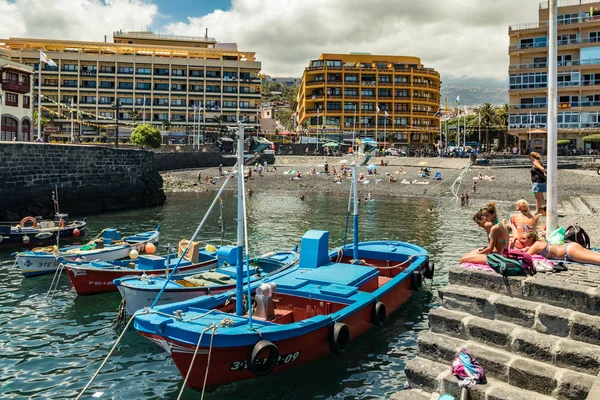 Puerto de la Cruz, Tenerife, Espagne - 10 juillet 2019 :. Le vieux port de la ville est une attraction touristique populaire et l'endroit préféré des habitants. Nous voyons le port et les montagnes dans les environs — Photo