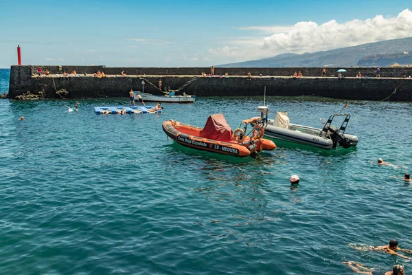 Puerto de la Cruz, Tenerife, Espagne - 10 juillet 2019 :. Le vieux port de la ville est une attraction touristique populaire et l'endroit préféré des habitants. Nous voyons le port, les gens qui marchent et se baignent — Photo
