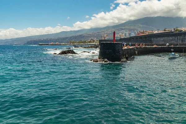 Puerto de la Cruz, Tenerife, Espagne - 10 juillet 2019 :. Le vieux port de la ville est une attraction touristique populaire et l'endroit préféré des habitants. Nous voyons le port et les montagnes dans les environs — Photo