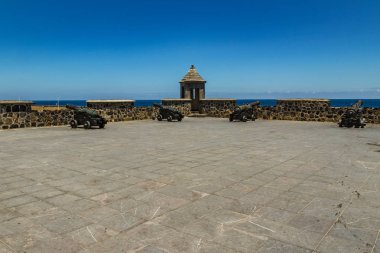 Puerto de la Cruz, Tenerife, Ispanya-10 Temmuz 2019:. Şehrin eski limanı halk için popüler bir turistik ve favori yerdir. Limanı korumak için eski kale silahları