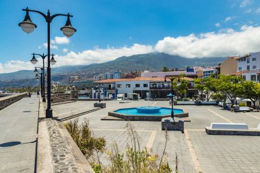 Puerto de la Cruz, Tenerife, Ispanya-10 Temmuz 2019:. Şehrin eski limanı halk için popüler bir turistik ve favori yerdir. Biz çevrede liman ve dağlar görmek