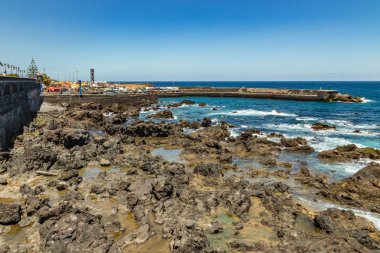 Puerto de la Cruz, Tenerife, Ispanya-10 Temmuz 2019:. Şehrin eski limanı halk için popüler bir turistik ve favori yerdir. Biz liman, yürüyüş ve banyo insanlar görmek