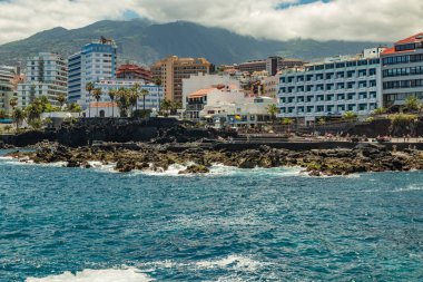Puerto de la Cruz, Tenerife, Ispanya-10 Temmuz 2019:. Şehrin eski limanı halk için popüler bir turistik ve favori yerdir. Biz çevrede liman ve dağlar görmek