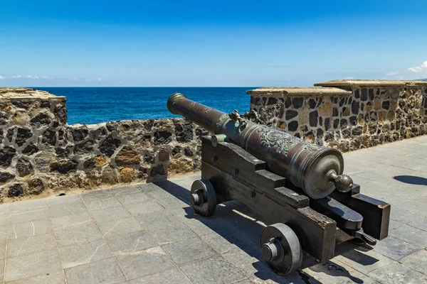 Puerto de la Cruz, Tenerife, Espanha - 10 de julho de 2019:. O porto velho da cidade é uma atração turística popular e lugar favorito para os habitantes locais. Antigas armas de fortaleza para proteger o porto — Fotografia de Stock