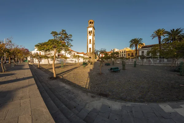 Santa Cruz, Tenerife, Spania - 20 septembrie 2018: Piața Spania - Plaza de Espana - cu un mare lac artificial de fântână. Locul preferat de odihnă pentru cetățeni în zilele însorite și după muncă — Fotografie, imagine de stoc