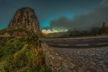 Los roques ve ünlü Agando kaya - La Gomera Garajonay milli parkı yakınında kült bir yer. Eski volkanik dağ zirveleri. Dik yeşil yamaçlarda kalıntı defne ve fundalık çalılıkları. Kanarya. İspanya