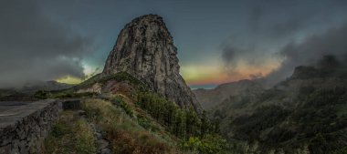 Los roques ve ünlü Agando kaya - La Gomera Garajonay milli parkı yakınında kült bir yer. Eski volkanik dağ zirveleri. Dik yeşil yamaçlarda kalıntı defne ve fundalık çalılıkları. Kanarya. İspanya