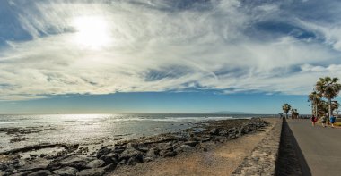 Playa de las Americas tatil beldesindeki güzel sahil şeridi. Süper geniş açılı panoramik manzara. Çok az beyaz bulutla güneşli bir gün. Tenerife Adası, Kanarya Adaları, İspanya