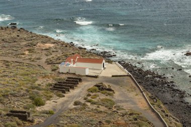 Punta Llana 'nın hava manzarası, La Gomera' daki Ermita de Nuestra Senora de Guadalupe nerede? Kıyı platosuna doğru inen yürüyüş izleri. Uzun odaklı lens. Kanarya Adaları