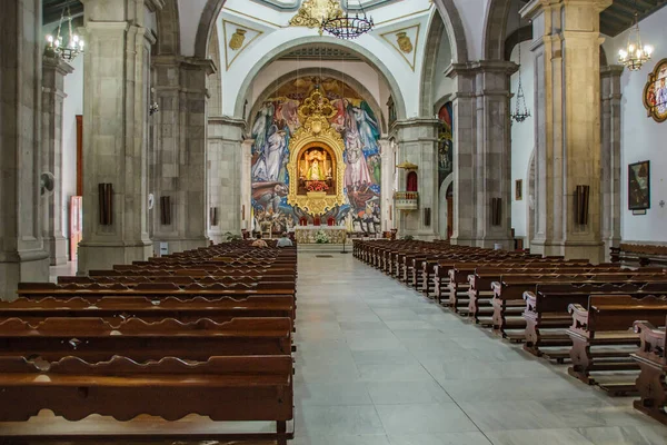 Candelaria, España - 22 de julio de 2016: Interior de la Basílica de Nuestra Señora de la Candelaria situada en Candelaria, Isla de Tenerife . —  Fotos de Stock