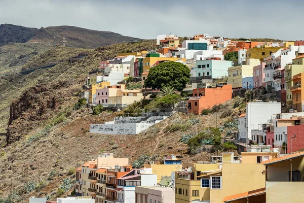 Maisons colorées sur la pente du volcan à San Sebastian de la Gomera, Espagne — Photo