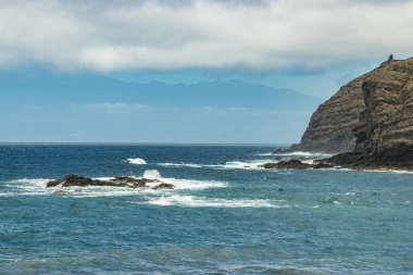 Playa De Caleta, La Gomera Adası 'nın kuzeydoğusu. Dalgaları kırılan güzel kayalık okyanus kıyıları. , Kanarya Adaları, İspanya.