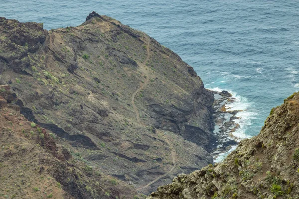 Vista aérea a nordeste da ilha La Gomera. Bela costa rochosa do oceano com ondas quebrando. Playa De Caleta, La Gomera, Ilhas Canárias, Espanha — Fotografia de Stock