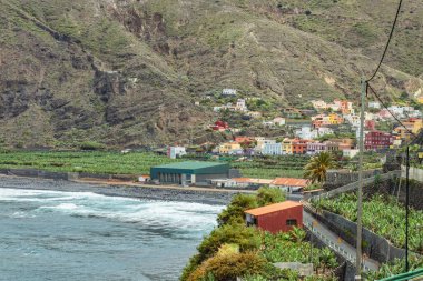 Santa Catalina plajı. Muz ve diğer tarım ürünlerinin ihracatı için kullanılan eski Hermigua limanı. Telefoto lensleri. La Gomera, Kanarya Adaları, İspanya