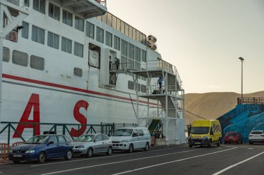 Los Cristianos Limanı, Tenerife, İspanya - 25 Mayıs 2019 - Armas feribotuyla La Gomera 'ya sabah erken saatlerde Los Cristianos limanında limana yanaşıyor.