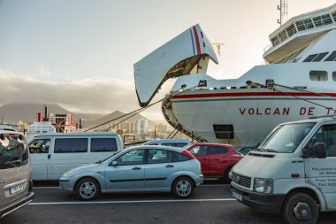 Los Cristianos Limanı, Tenerife, İspanya - 25 Mayıs 2019 - Armas feribotuyla La Gomera 'ya sabah erken saatlerde Los Cristianos limanında limana yanaşıyor.