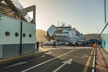 Los Cristianos Limanı, Tenerife, İspanya - 25 Mayıs 2019 - Armas feribotuyla La Gomera 'ya sabah erken saatlerde Los Cristianos limanında limana yanaşıyor.
