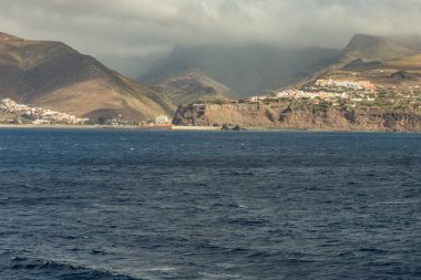 Liman ve kasaba San Sebastian - La Gomera Adası 'nın başkenti. Tenerife ve La Gomera adaları arasındaki feribottan görüntüyü al. Kanarya Adaları, İspanya