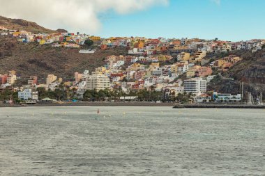 Liman ve kasaba San Sebastian - La Gomera Adası 'nın başkenti. Tenerife ve La Gomera adaları arasındaki feribottan görüntüyü al. Kanarya Adaları, İspanya