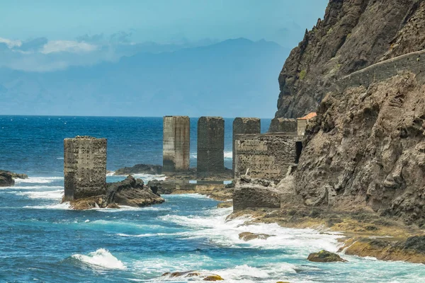 Santa Catalina sahilinden Tenerife adasının manzarası. Davit ve eski Hermigua limanının kalıntıları için büyük beton iskeleler. La Gomera, Kanarya Adaları, İspanya