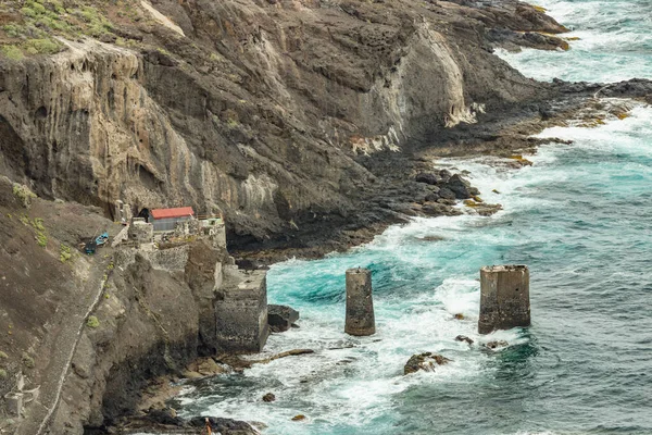 Pescante de Agulo vagyok. Agulo davit - Hatalmas betonmólók Davitnek és a régi halászkikötő romjainak. Telhoto lencsével lőtte le. La Gomera, Kanári-szigetek, Spanyolország — Stock Fotó