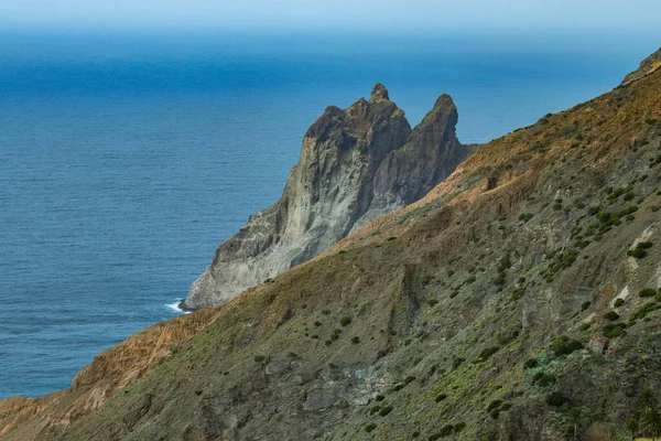 Sziklás partvonal éles sziklákkal az óceánban, a La Gomera sziget északi részén, Arguamul falu közelében, ahol a keskeny kanyargós serpatine mentén haladhat. Kanári-szigetek, Spanyolország — Stock Fotó