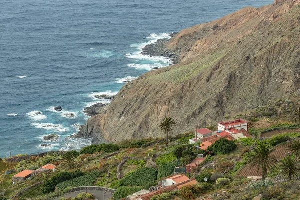 Arguamul köyü yakınlarındaki La Gomera adasının kuzeyinde okyanusta keskin uçurumları olan kayalık sahil şeridi. Dar kıvrımlı Serpatine boyunca gidebileceğiniz yer. Kanarya Adaları, İspanya
