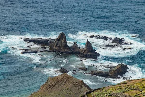 Sziklás partvonal éles sziklákkal az óceánban, a La Gomera sziget északi részén, Arguamul falu közelében, ahol a keskeny kanyargós serpatine mentén haladhat. Kanári-szigetek, Spanyolország — Stock Fotó