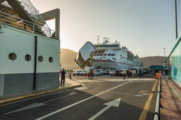 Los Cristianos Limanı, Tenerife, İspanya - 25 Mayıs 2019 - Armas feribotuyla La Gomera 'ya sabah erken saatlerde Los Cristianos limanında limana yanaşıyor.