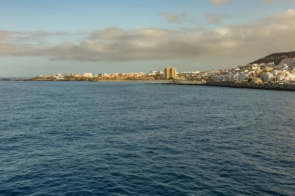 Los Cristianos - Las Américas, Tenerife, España - 25 de mayo de 2019: Vista a la costa desde el ferry que sale hacia la isla de La Gomera temprano en la mañana desde el puerto de Los Cristianos — Foto de Stock