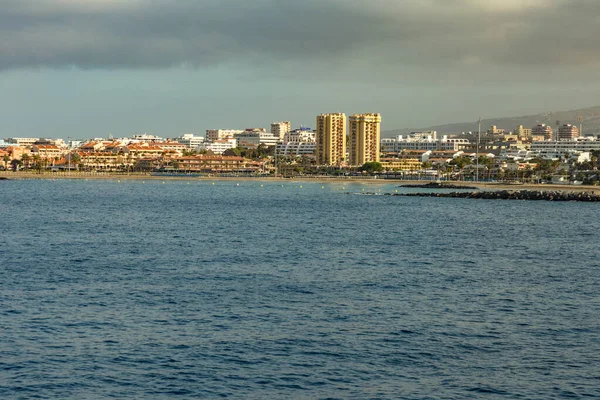 Los Cristianos - Las Américas, Tenerife, España - 25 de mayo de 2019: Vista a la costa desde el ferry que sale hacia la isla de La Gomera temprano en la mañana desde el puerto de Los Cristianos — Foto de Stock