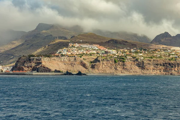 Porto e città San Sebastian - capitale dell'isola di La Gomera. Vista dalla crociera in traghetto tra le isole di Tenerife e La Gomera. Isole Canarie, Spagna — Foto Stock