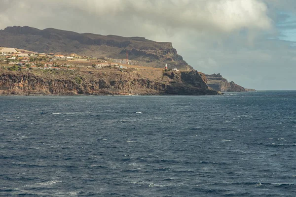 Haven en stad San Sebastian - hoofdstad van La Gomera Island. Uitzicht vanaf de veerboot tussen de eilanden Tenerife en La Gomera. Canarische Eilanden, Spanje — Stockfoto