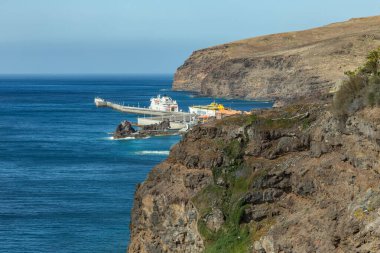 Cape Punto de Faro 'dan San Sebastian limanına, Tenerife ve La Gomera arasında uzanan iki feribotla La Gomera adasının başkentine bakın. Kanarya Adaları, İspanya