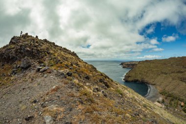 Punta de Avalo 'dan görüntü. Arka planda Punta del Faro 'daki deniz feneri San Cristobal, Kanarya Adaları' nın başkenti La Gomera yakınlarındaki yüksek kayalık bir uçurumda yer almaktadır.