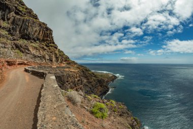Punta Llana platosuna giden dar yol, La Gomera 'daki Ermita de Nuestra Senora de Guadalupe. Fisheye lensleri. Kıyı platosuna doğru inen yürüyüş izleri. Kanarya Adaları