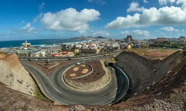 Las Palmas, Gran Canaria - 08. März 2019: Blick auf den größten kanarischen Hafen mit Segelbooten und Kreuzfahrten, die in ihren Docks festmachen. Aufnahme durch Fischaugenobjektiv von der Spitze des Geschäftszentrums — Stockfoto