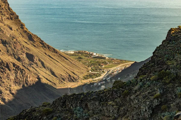 Luftaufnahme des Valle Gran Rey, auch als Tal des großen Königs bekannt, auf der Insel La Gomera. Hat sich zu einem beliebten Urlaubsziel auf den Kanarischen Inseln entwickelt, Spanien — Stockfoto