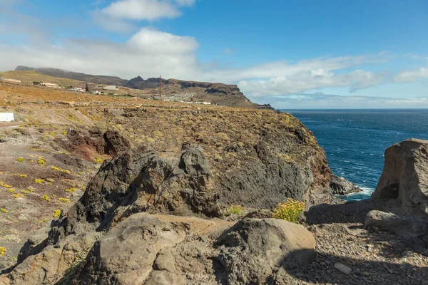 Blick von der Punta de Faro. Leuchtturm San Cristobal auf Punta del Faro, auf einer hohen Felsklippe in der Nähe der Hauptstadt der Insel La Gomera, Kanarische Inseln — Stockfoto