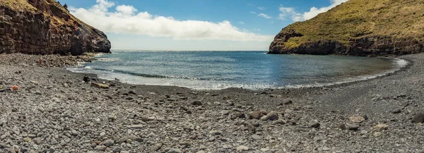 Oblázková pláž v údolí Avalo. Širokoúhlé panorama. Místo se nachází v blízkosti San Sebastian - hlavního města ostrova La Gomera. Skalnatá pláž a přístřešky před větrem pro odpočinek — Stock fotografie