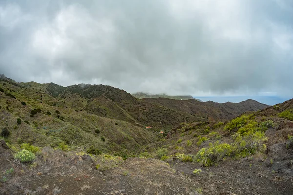Szűk vidéki út a hegyekben Parque Natural Majona. Kilátás a La Gomera sziget északkeleti részére. Kanári-szigetek, Spanyolország — Stock Fotó