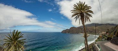 Santa Catalina sahilinden Tenerife adasının manzarası. David için büyük beton iskeleler ve arka plandaki eski Hermigua limanının kalıntıları. La Gomera, Kanarya Adaları, İspanya