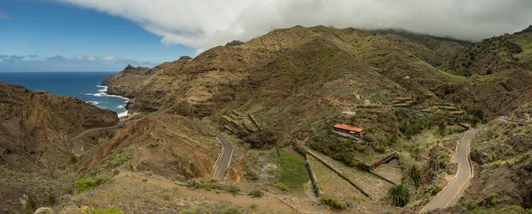 Uma das curvas apertadas de uma estrada rural estreita nas montanhas do Parque Natural Majona. Vista de Playa De Caleta a parte nordeste da ilha de La Gomera. Ilhas Canárias, Espanha — Fotografia de Stock