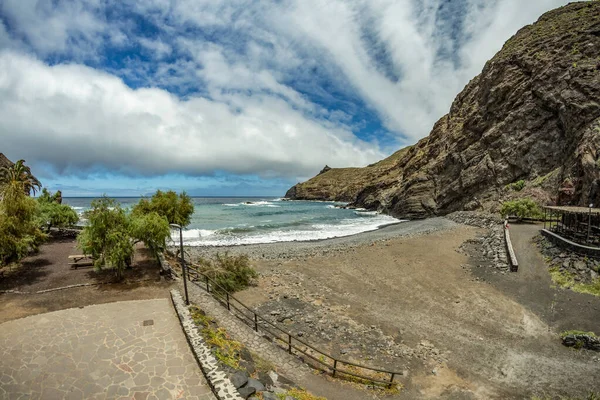 La Gomera岛东北部的Playa De Caleta 。 Hermigua和Santa Catalina当地居民以及游客最喜欢的度假地点。 加那利群岛，西班牙 — 图库照片